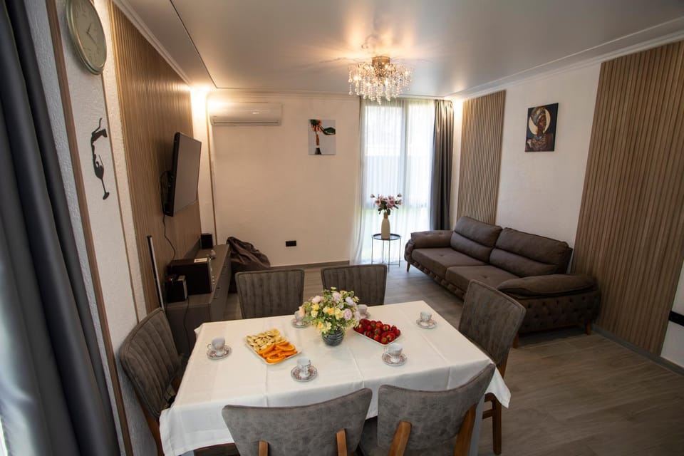 Living room, Food and drinks, Seating area, Dining area
