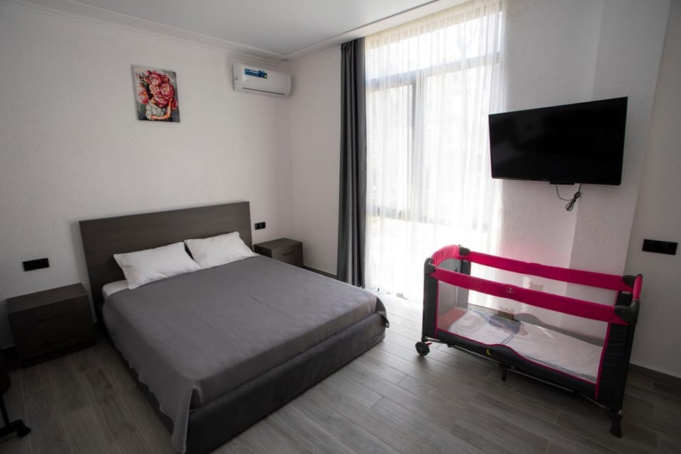 Bed, TV and multimedia, Bedroom, cot