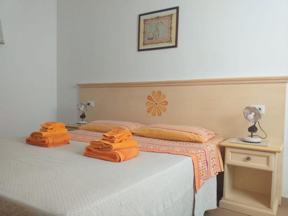 Bed, Bedroom, towels