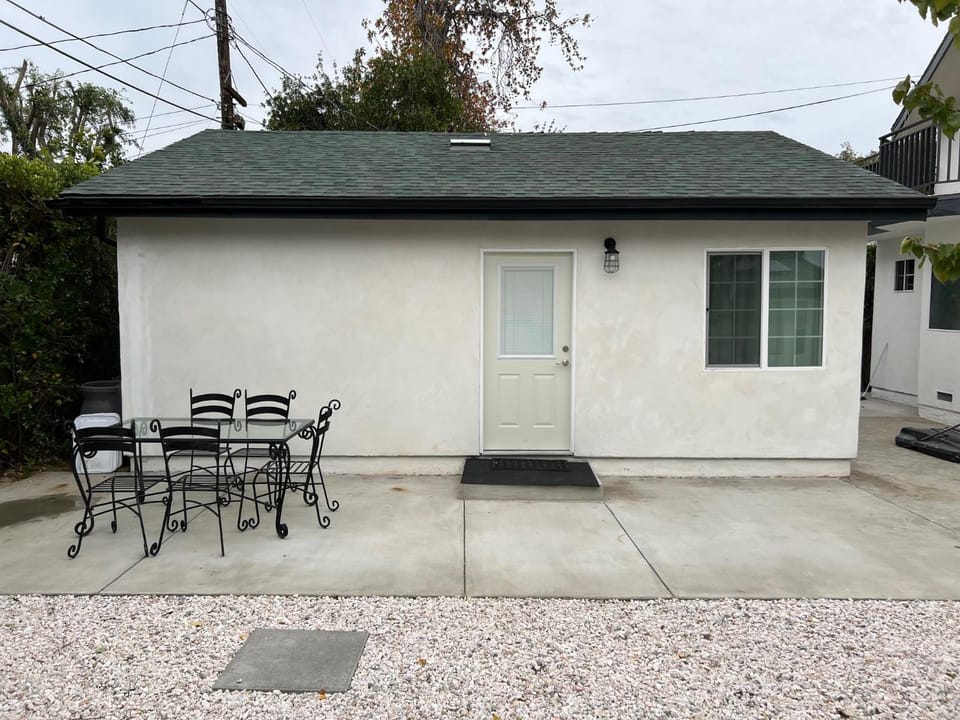 Brand new private one bed one bath home with private parking for 2 House in Lake Balboa