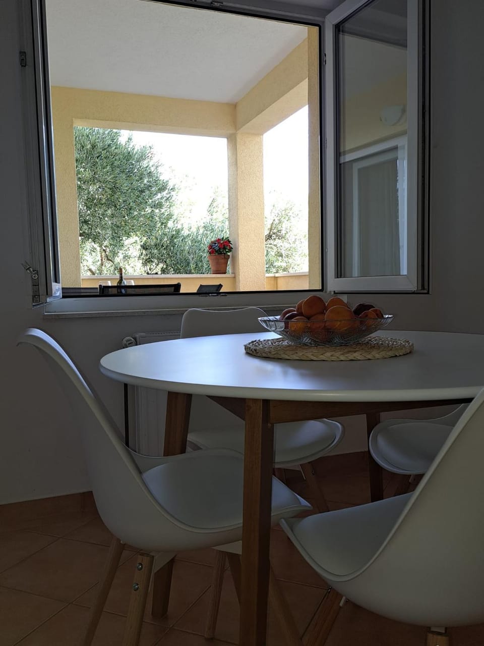 Food and drinks, Seating area, Dining area, Food