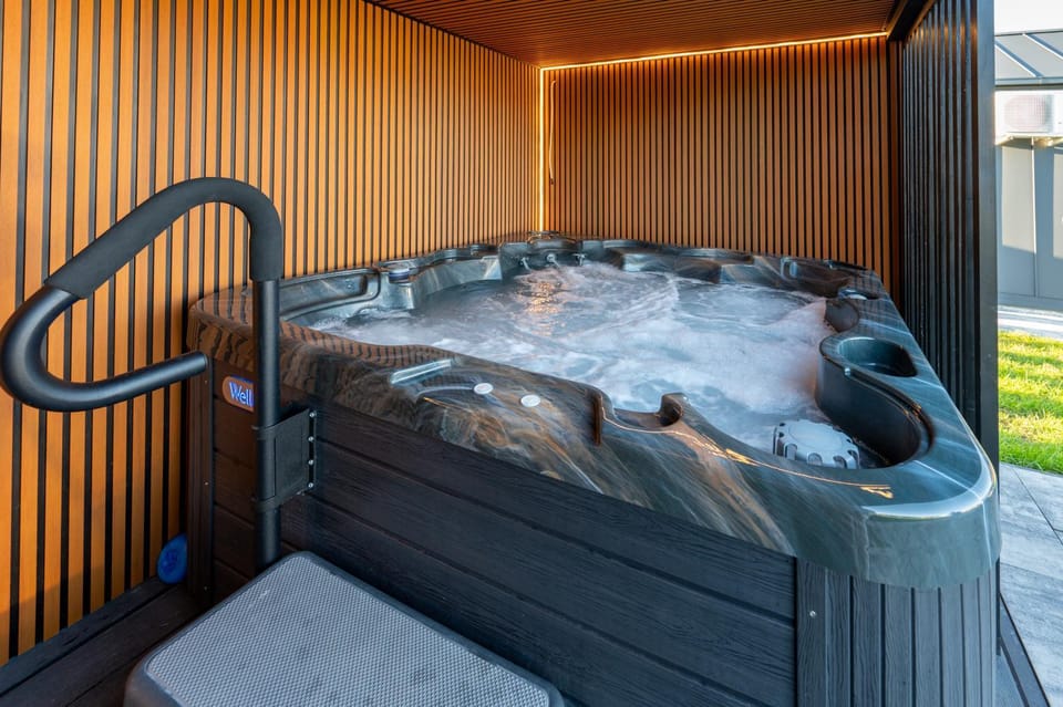 Hot Tub, Sauna