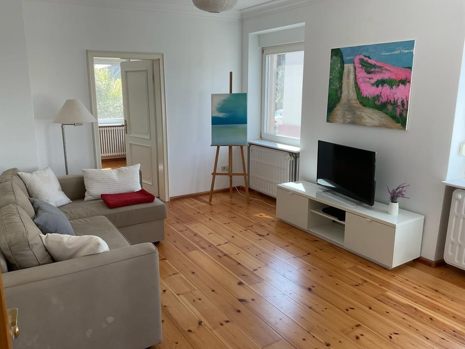 Communal lounge/ TV room, TV and multimedia, Living room, Seating area, Evening entertainment