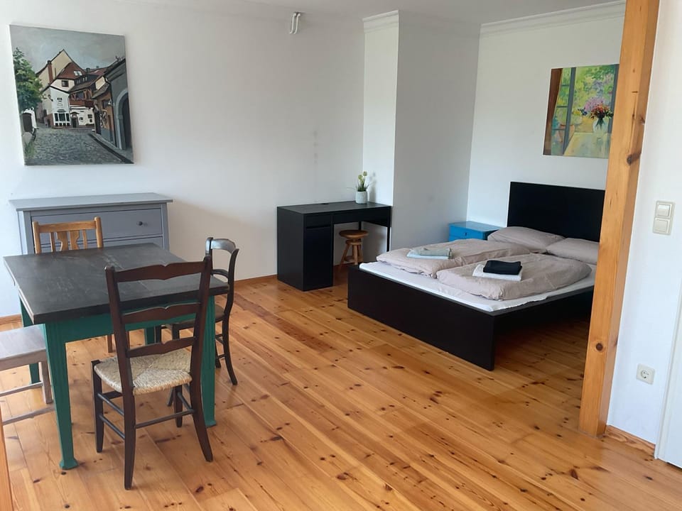 Bed, Living room, Photo of the whole room, Seating area, Bedroom, towels