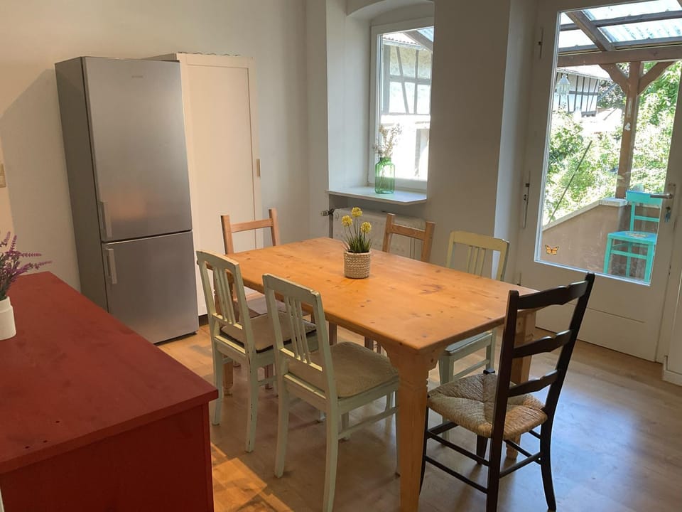 Kitchen or kitchenette, Dining area