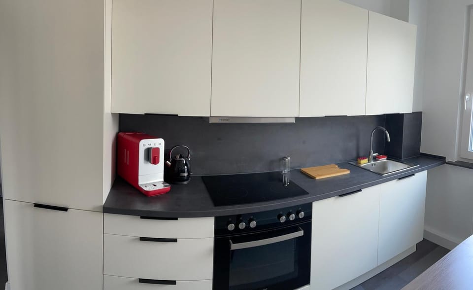 Coffee/tea facilities, Kitchen or kitchenette, oven, stove