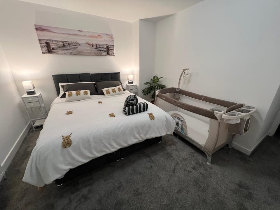 Bed, Photo of the whole room, Bedroom, cot, towels