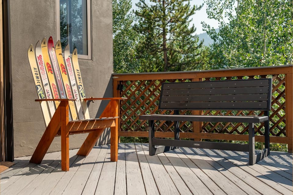 Patio, Day, Natural landscape, Skiing, Balcony/Terrace, Seating area, furniture