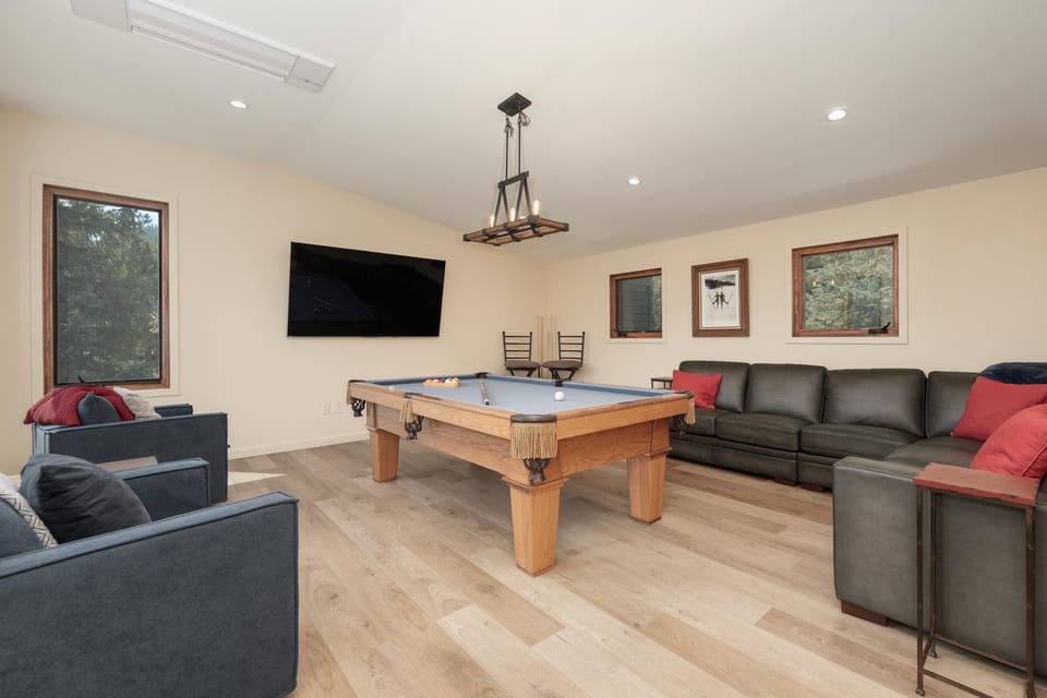 Billiard, Game Room, TV and multimedia, Living room, Seating area, furniture