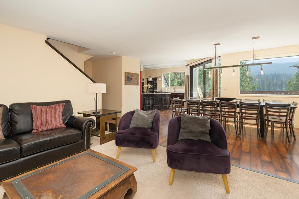 View (from property/room), Living room, Seating area, Dining area, Mountain view, furniture