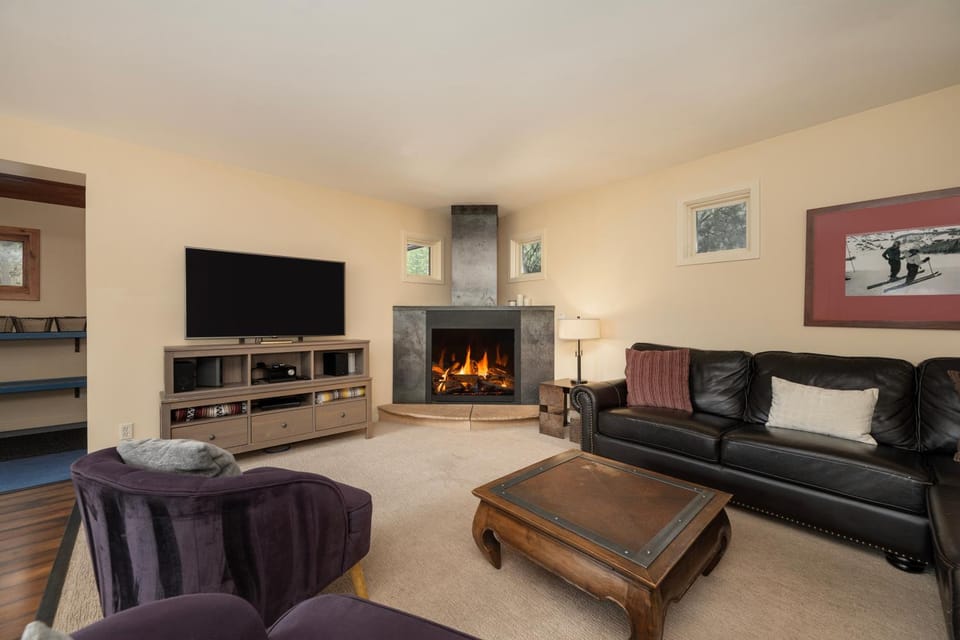 TV and multimedia, Living room, Seating area, fireplace, furniture