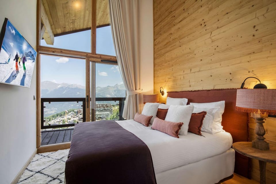 Bed, Evening entertainment, Bedroom