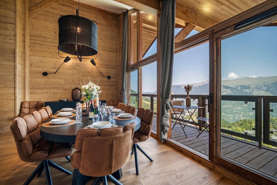 View (from property/room), Balcony/Terrace, Dining area, Mountain view