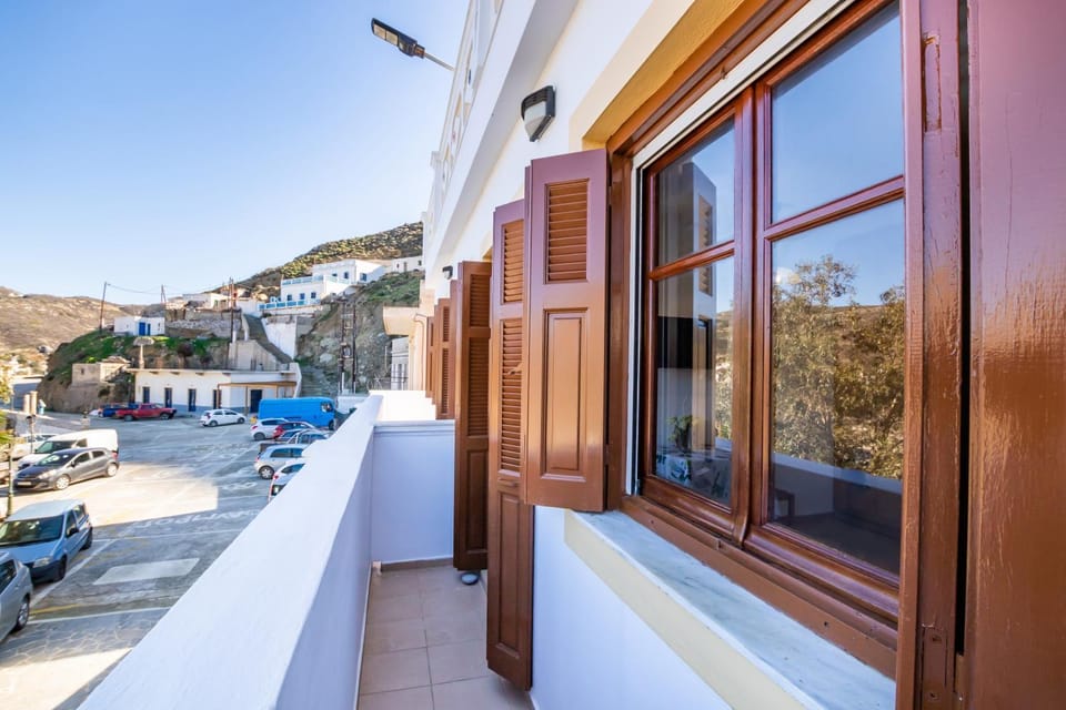 Property building, Neighbourhood, Balcony/Terrace, Street view, Parking