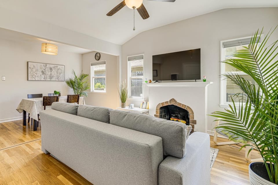 Walk to Dtwn San Jose & SJSU: Charming + Cozy Gem! House in San Jose