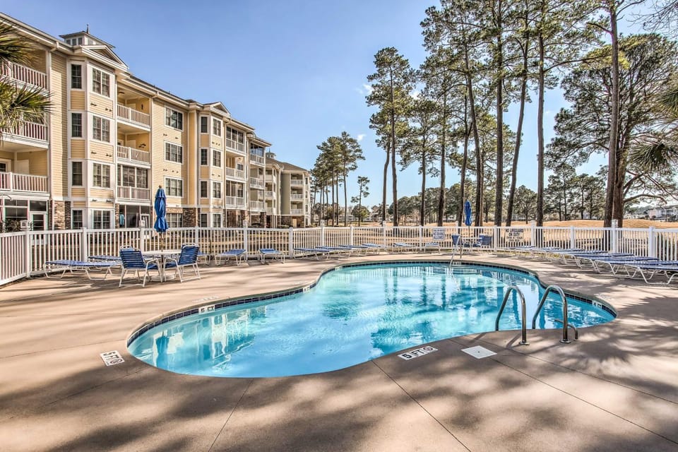 Golf Course View, Pool Access: Myrtle Beach Condo! House in Myrtle Beach