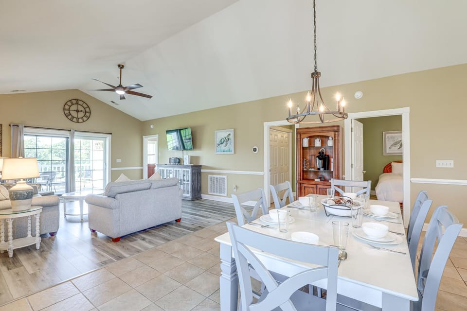 Golf Course View, Pool Access: Myrtle Beach Condo! House in Myrtle Beach