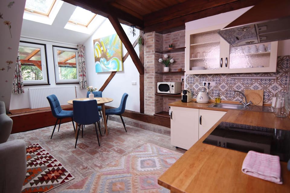 Kitchen or kitchenette, Seating area, Dining area, stove