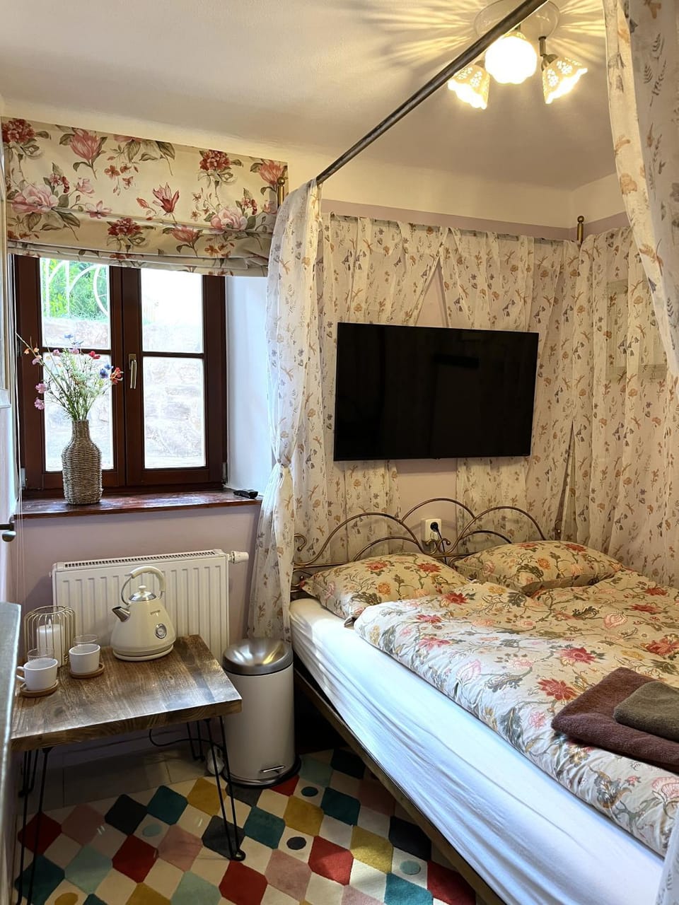 Bed, TV and multimedia, Photo of the whole room, Bedroom