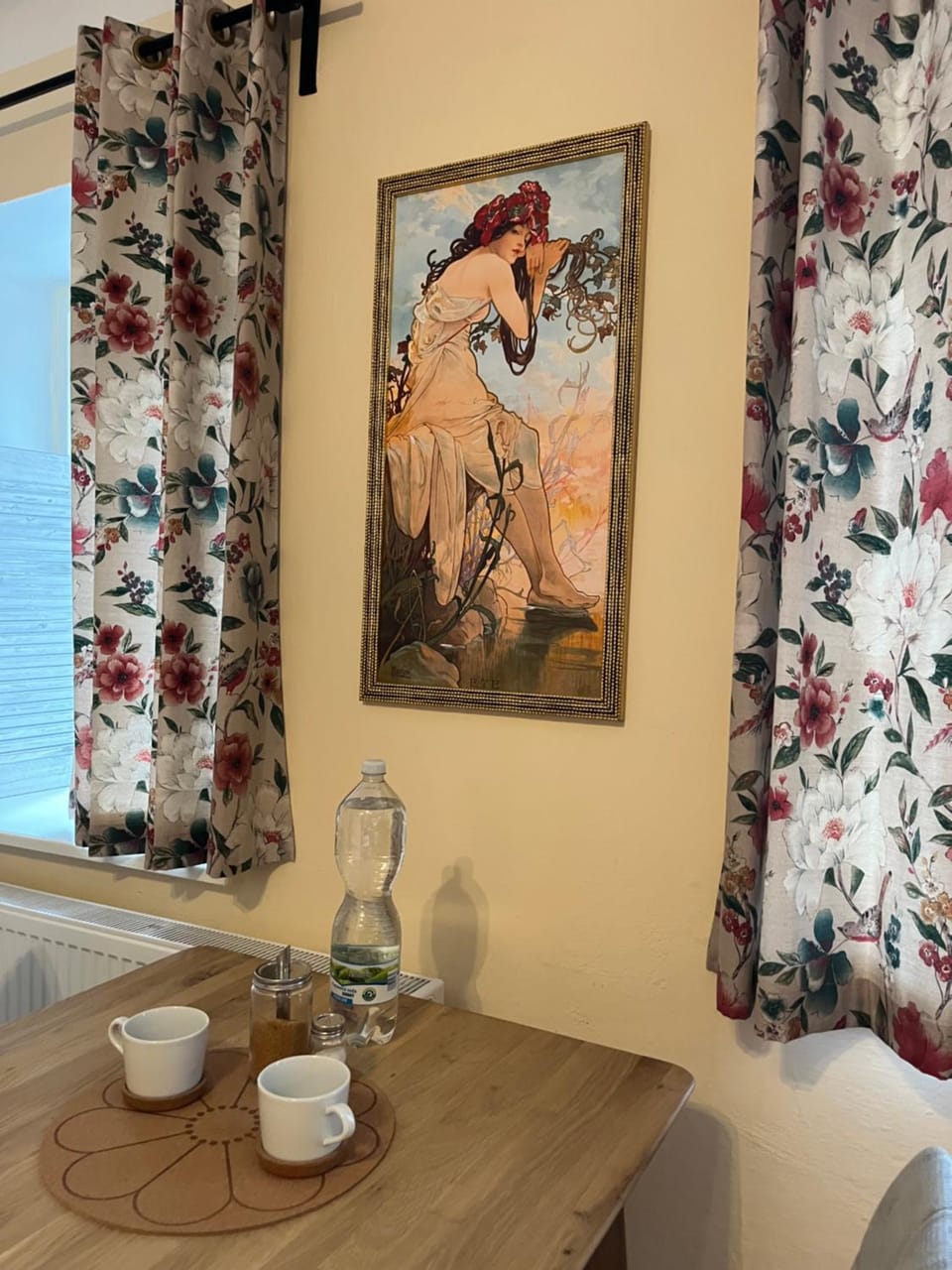Decorative detail, Seating area, Dining area
