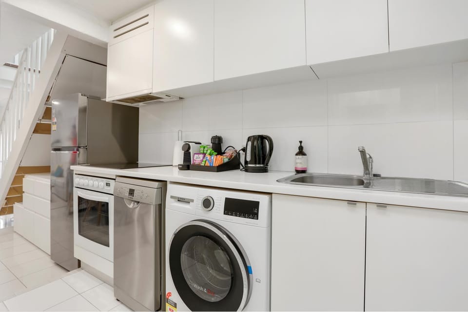 Coffee/tea facilities, Kitchen or kitchenette, dishwasher, oven, washing machine, dryer