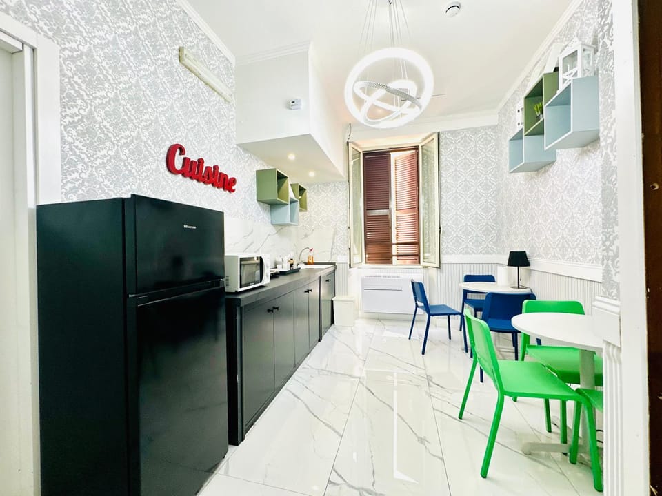 Kitchen or kitchenette, Living room, Seating area, Dining area