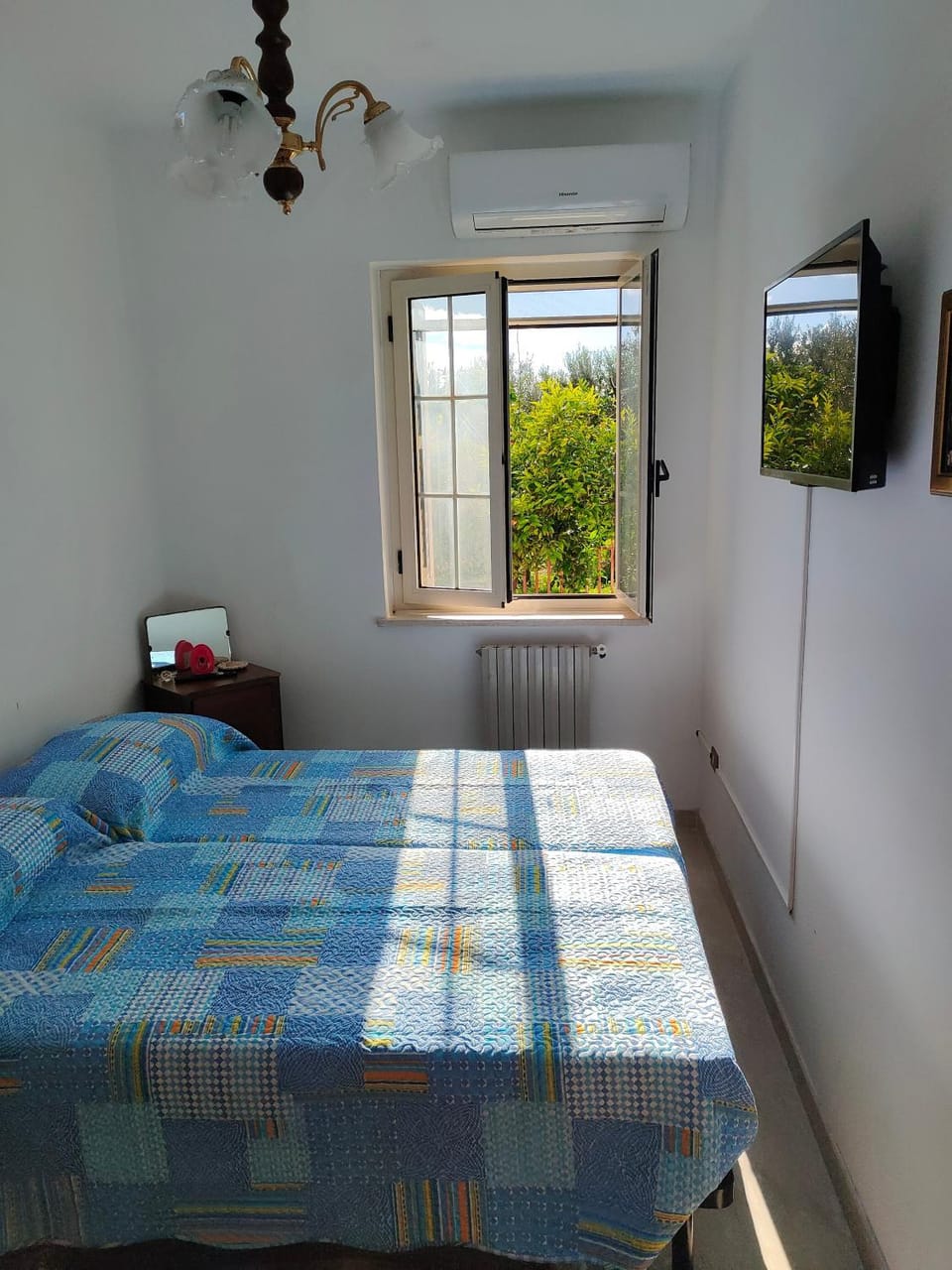 Bed, TV and multimedia, Photo of the whole room, Bedroom