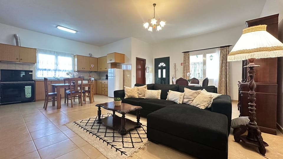 Kitchen or kitchenette, Living room, Seating area, Dining area, oven, pet friendly, stove