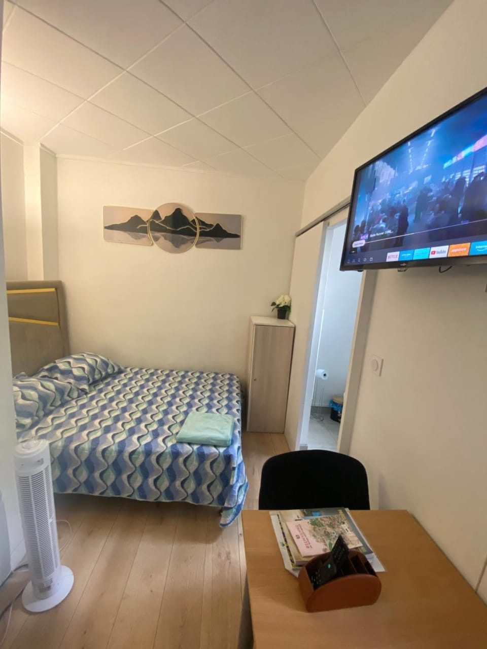 Photo of the whole room, Bedroom