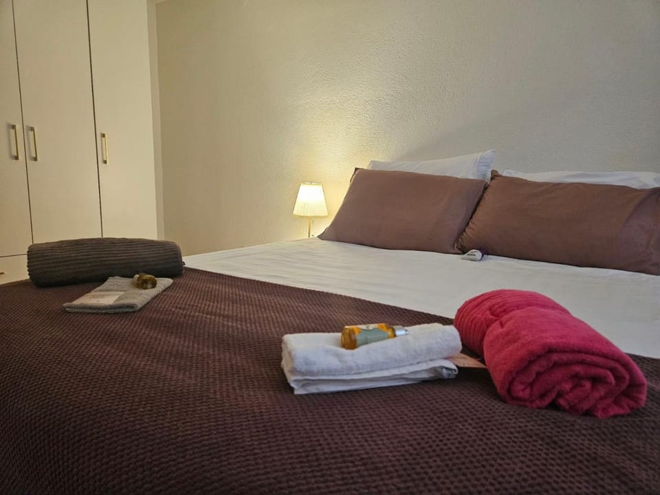 Bed, Bedroom, towels