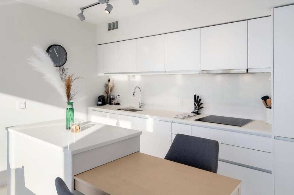 Kitchen or kitchenette, Dining area, stove