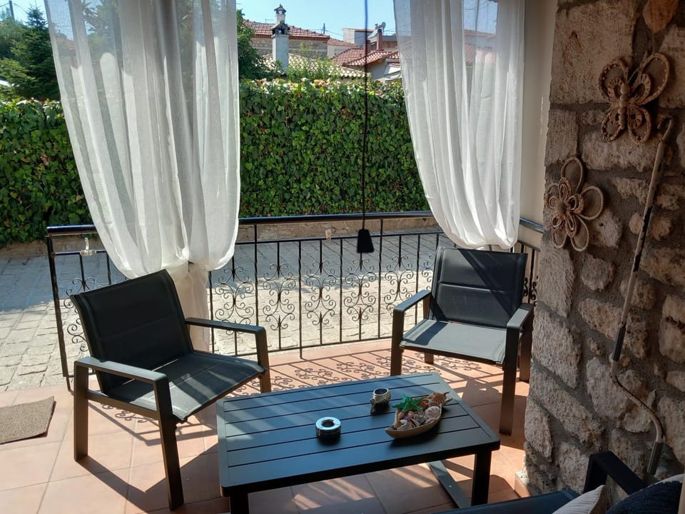 Patio, Day, View (from property/room), Balcony/Terrace, Living room, Seating area, Dining area