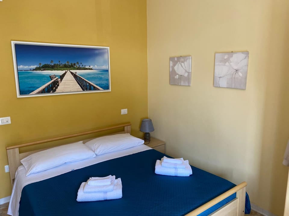 Bed, towels