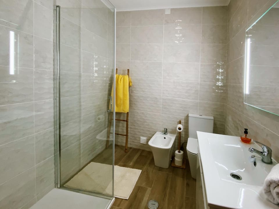 Shower, Toilet, Bathroom, towels