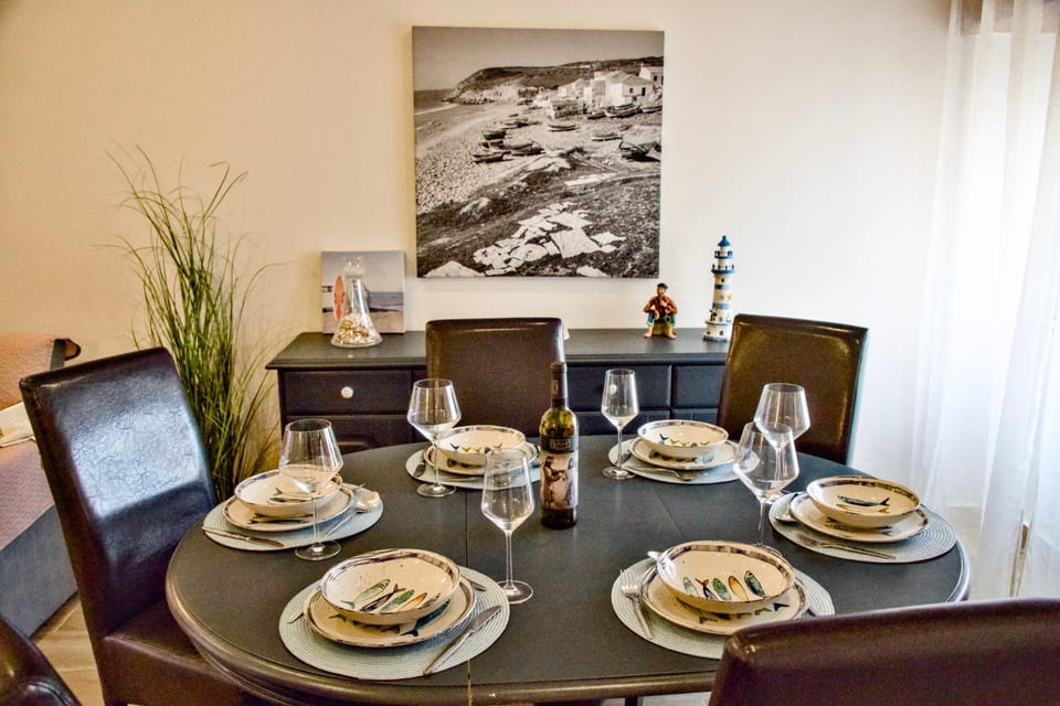 Food and drinks, Seating area, Dining area