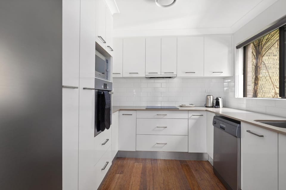 Stylish 3-Bed Newport Stay with Balcony Apartment in Pittwater Council