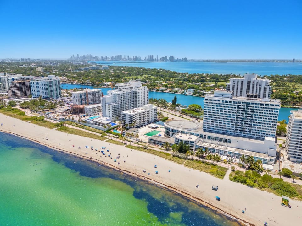 530 - Miami Beach Large studio Ocean View Apartment in Miami Beach