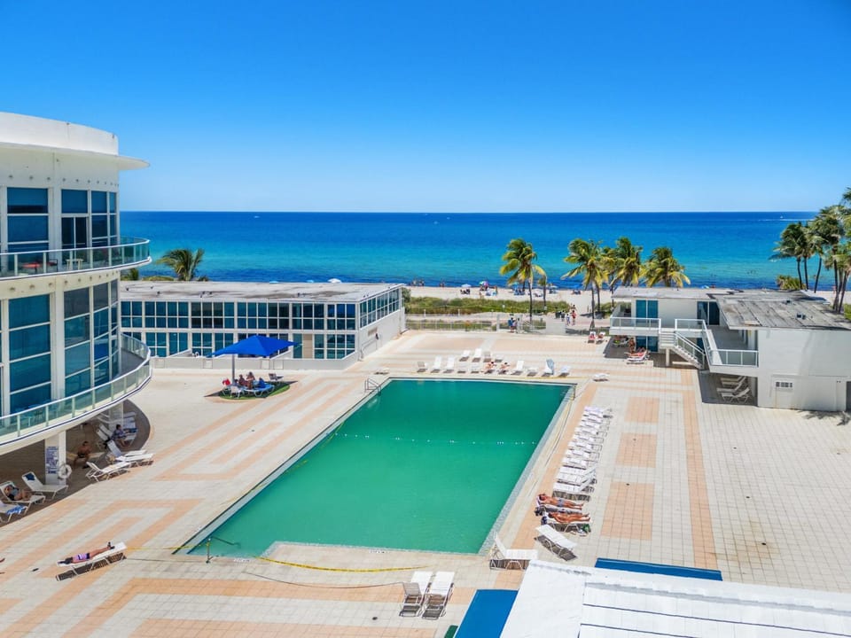 530 - Miami Beach Large studio Ocean View Apartment in Miami Beach