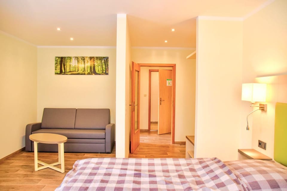 Bed, Photo of the whole room, Seating area