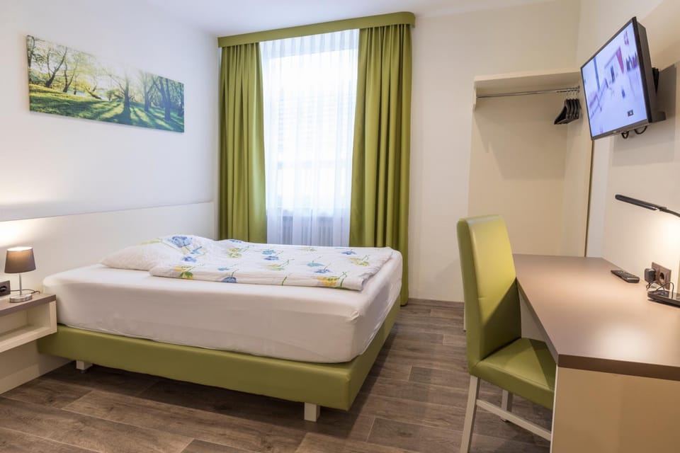 Bed, TV and multimedia, Photo of the whole room, Bedroom