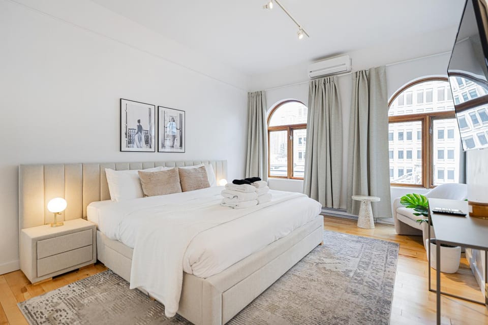 Bed, TV and multimedia, Decorative detail, Bedroom