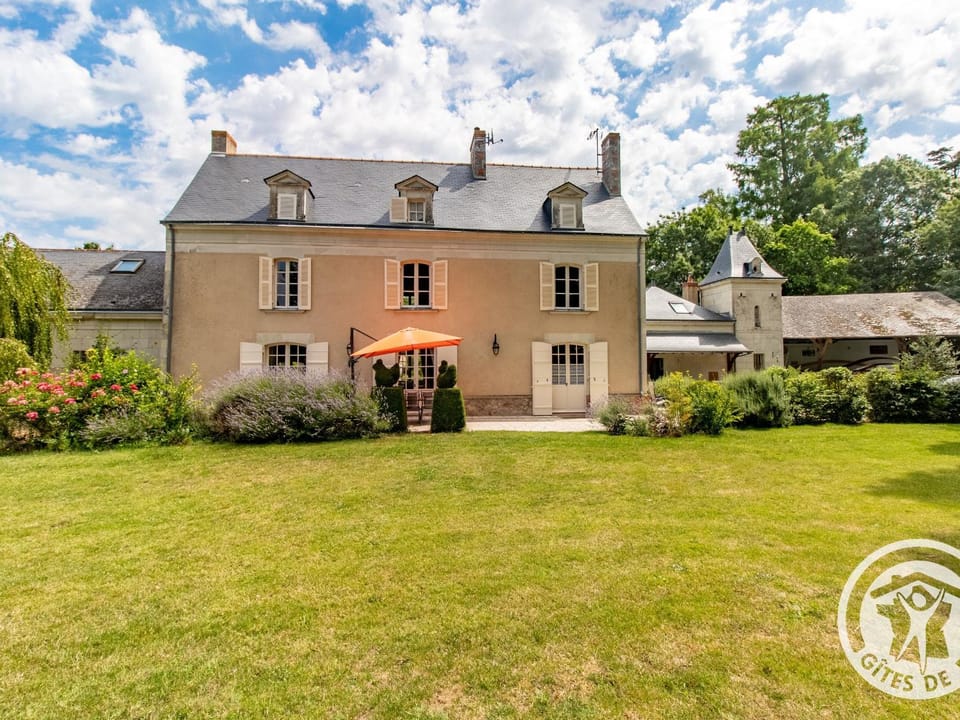 Chambres d'hôtes élégantes proche Loire avec parc et piscine Bed and Breakfast in Gennes-Val-de-Loire