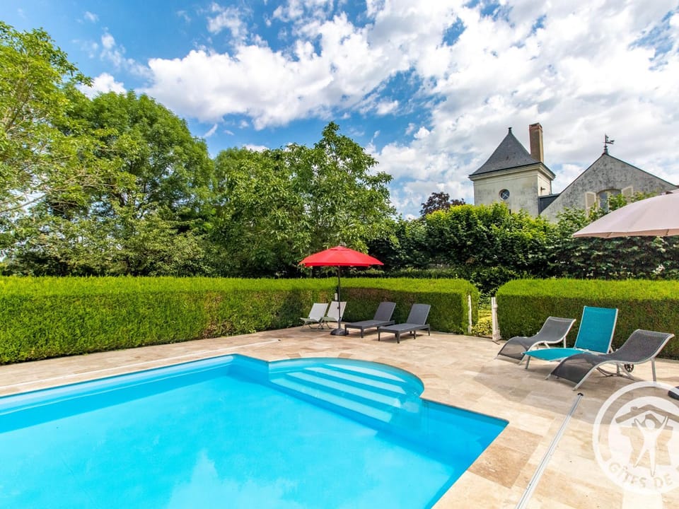 Chambres d'hôtes élégantes à La Ménitré avec piscine chauffée et wifi - FR-1-622-115 Bed and Breakfast in Gennes-Val-de-Loire