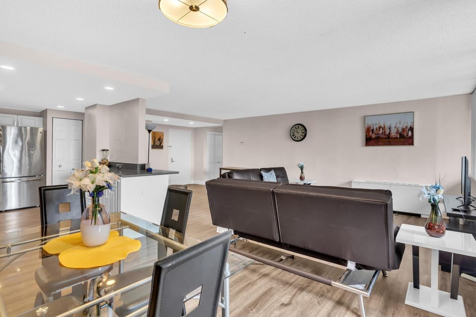 Photo of the whole room, Dining area