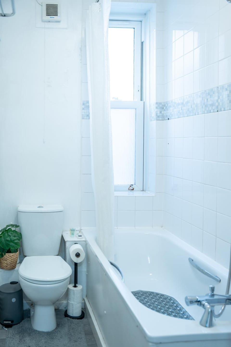Shower, Toilet, Hot Tub, Bathroom, Bath, towels