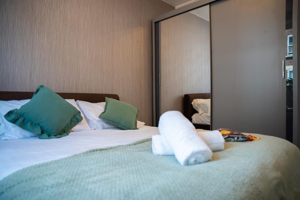Bed, Bedroom, towels, wardrobe