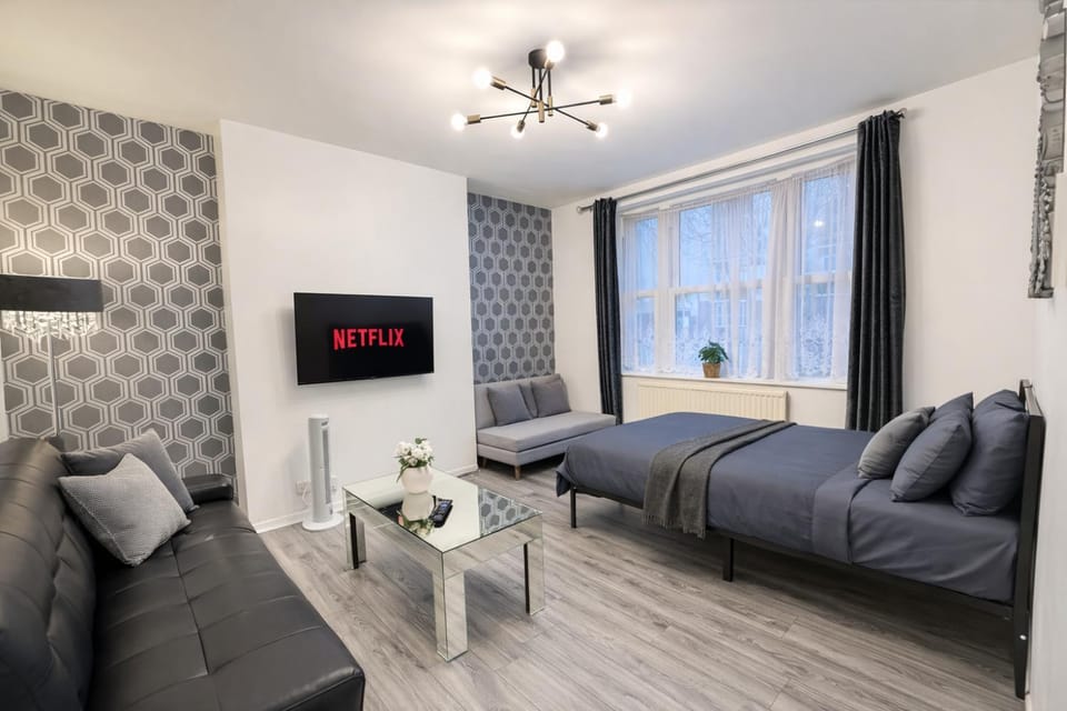 Communal lounge/ TV room, Bed, TV and multimedia, Living room