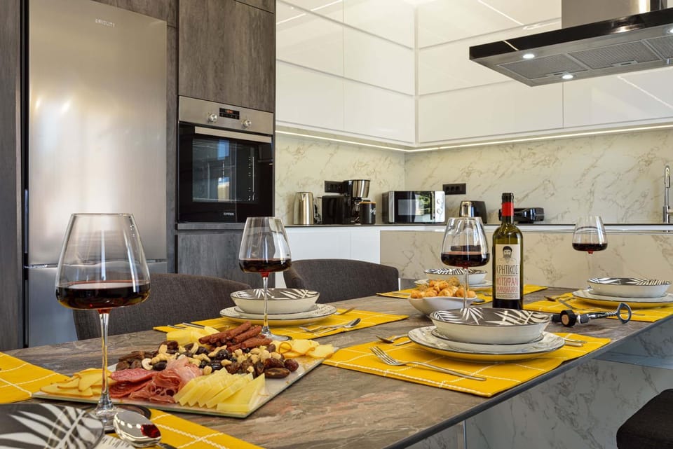 Coffee/tea facilities, Kitchen or kitchenette, Dining area, microwave, oven