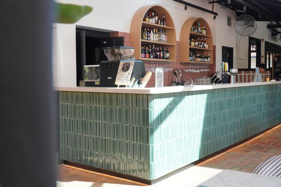 Restaurant/places to eat, Lounge or bar, Food and drinks