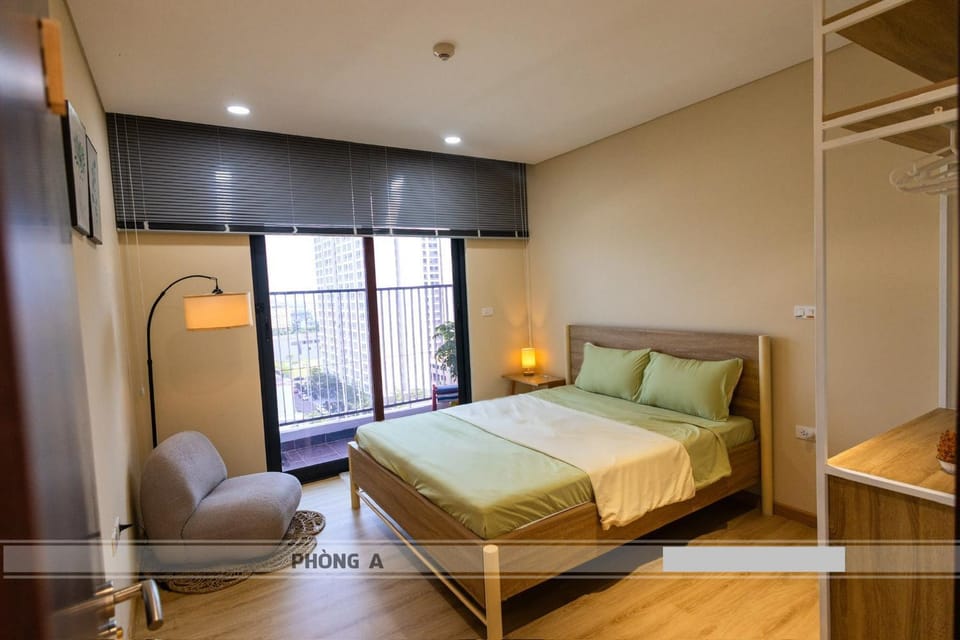 Bed, Seating area, Bedroom